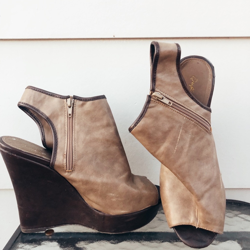 Qupid Wedge Heels/Size: 11. - Picture 3 of 3